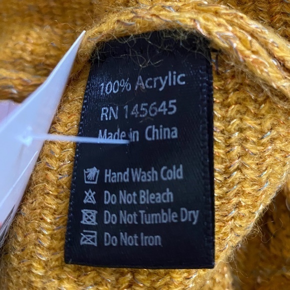 Boutique Knit‎ Tube Fringe Scarf and IPSY Zip Bag NWT - Picture 5 of 8